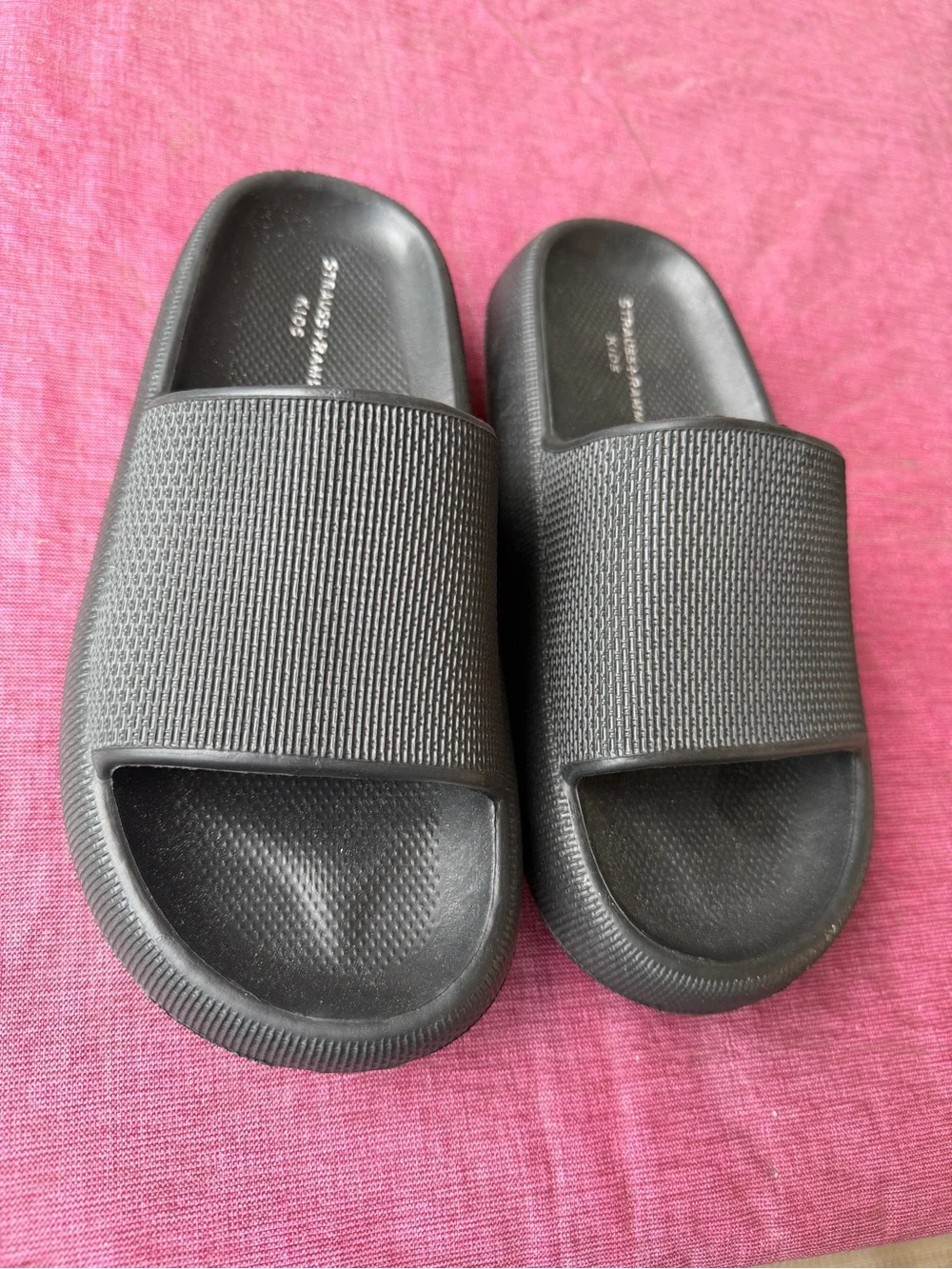 👉🏼NWT👈🏼 Kid’s Strauss + Ramm Black Cayde Youth Slide Sandal Sz: 4M